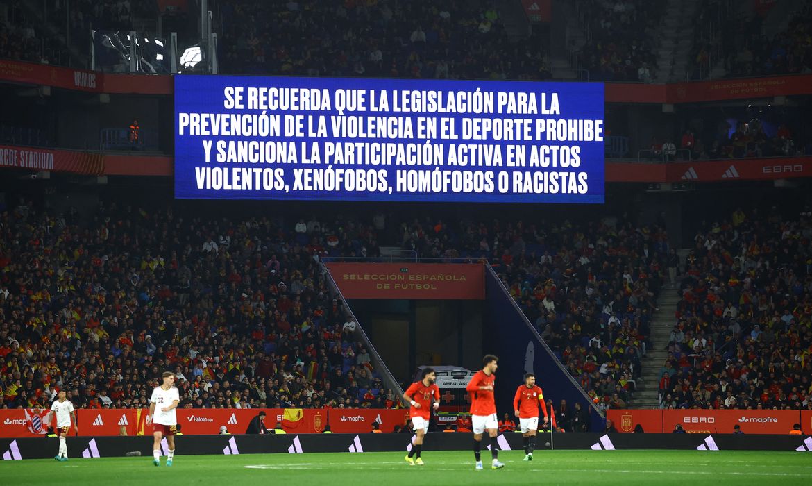 Fifa investiga cânticos racistas em amistoso Espanha x Egito