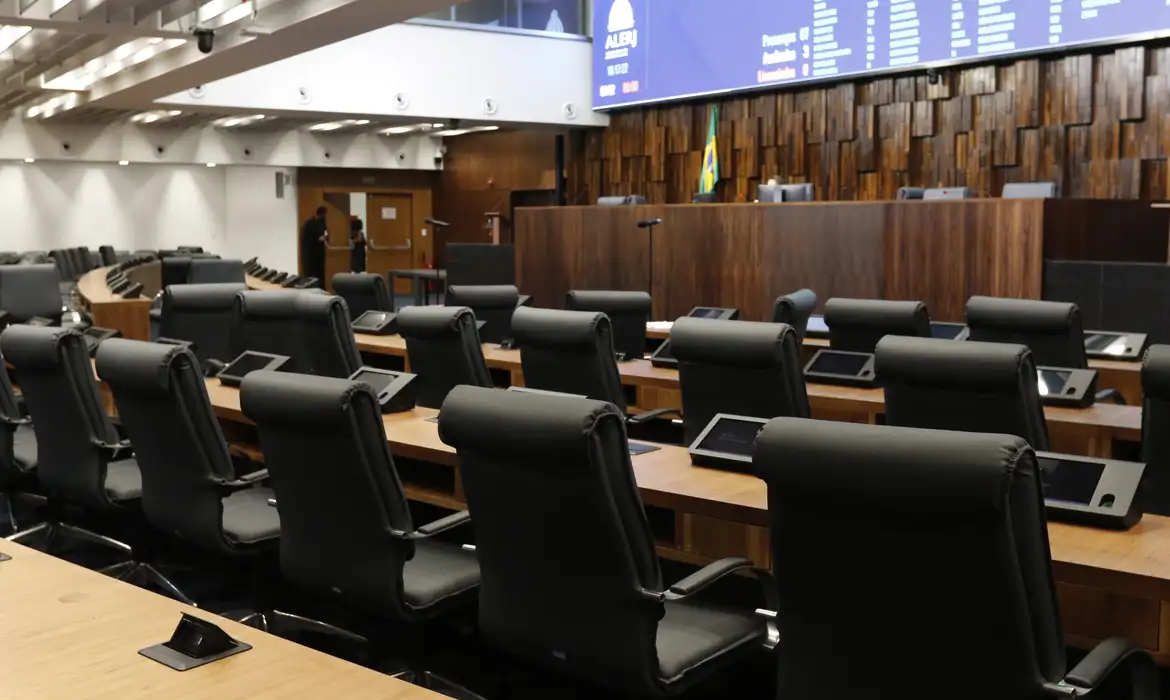 Proposições legislativas sobre IA favorecem controle e vigilância