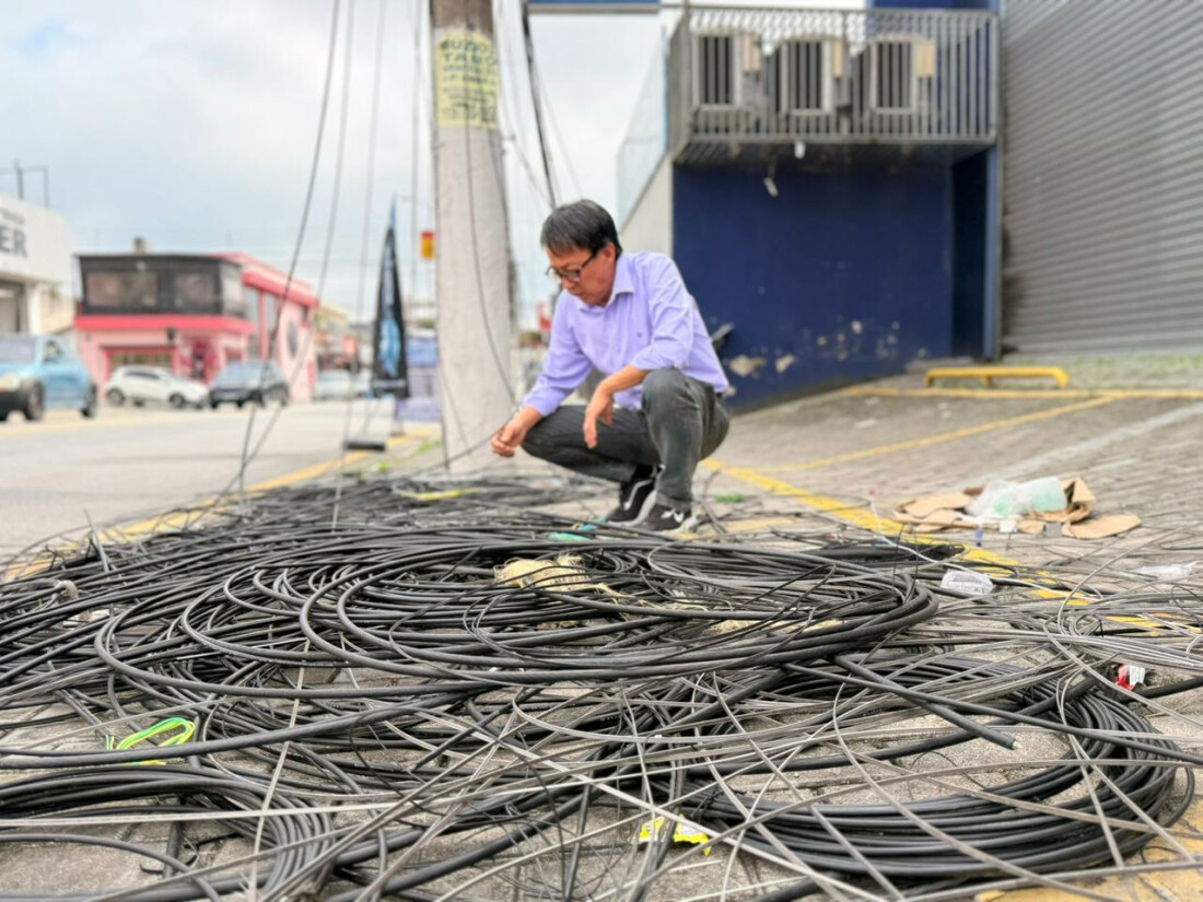 Vereador Artur Takayama cobra solução para fios na avenida Armando Sales