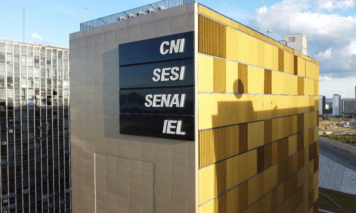 Indústria fatura 4,9% mais em fevereiro, mas continua em queda anual