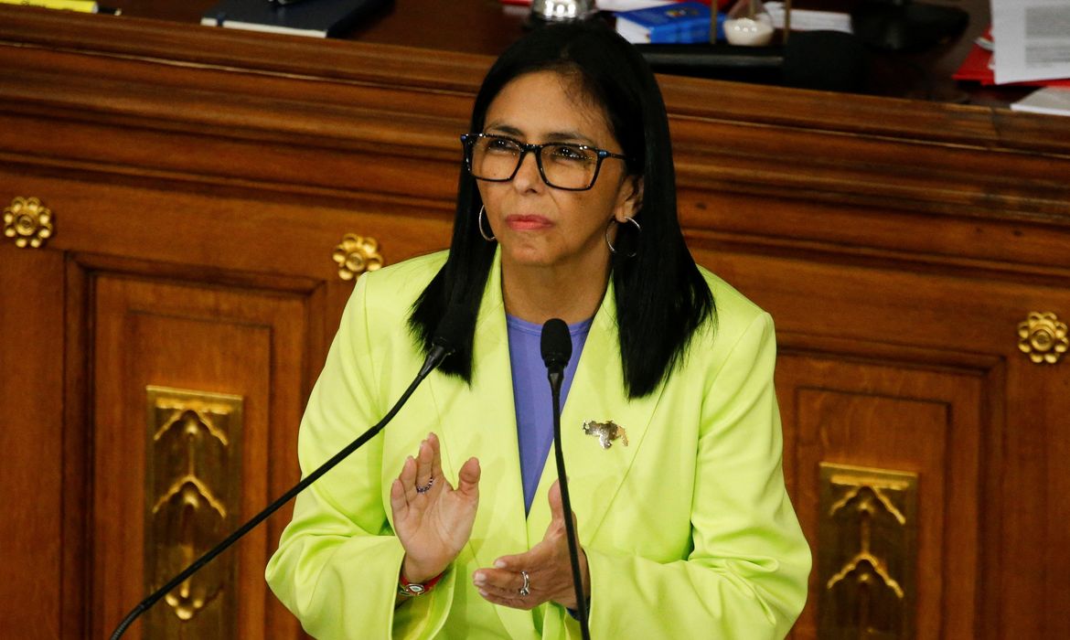 Presidente da Venezuela anuncia "aumento responsável" de salários