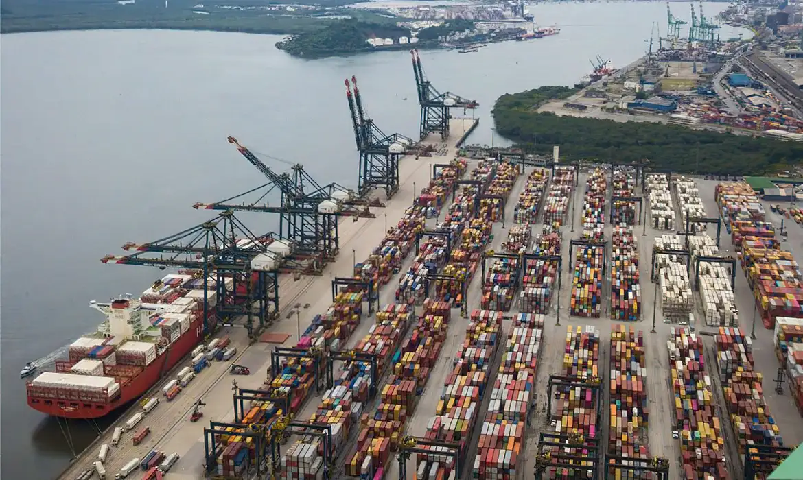 Porto de Santos prioriza desembarque de caminhões com gasolina