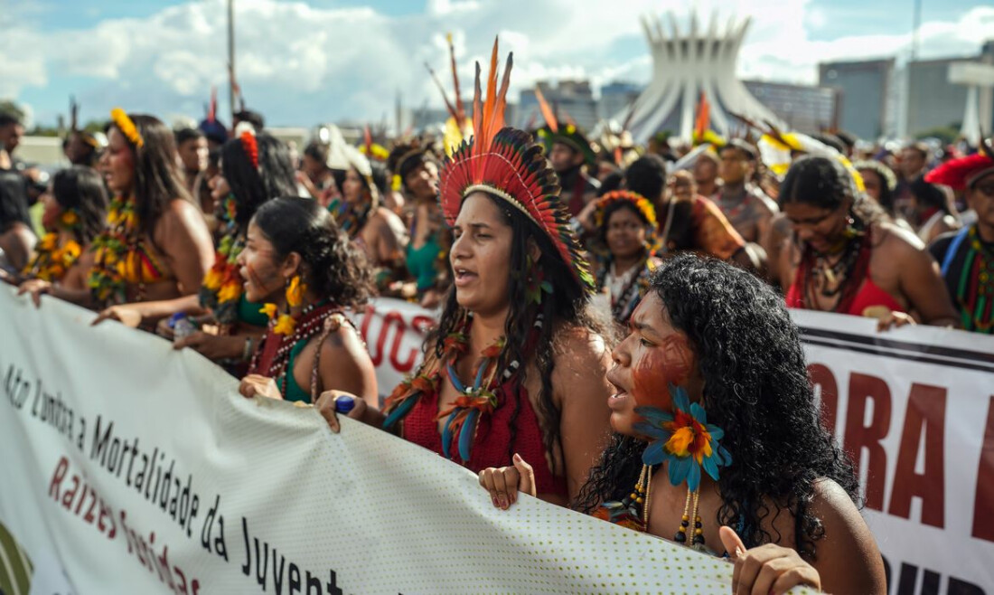 Em marcha, indígenas revelam orgulho de erguer faixas e bandeiras