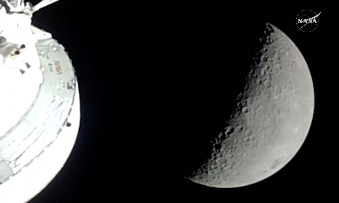 Astronautas da Artemis 2 voltam da Lua a caminho do pouso na Terra