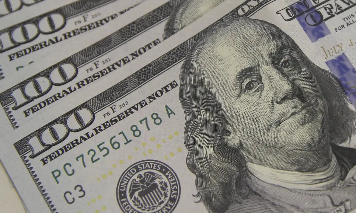 Dólar cai para R$ 5,01, e bolsa renova recorde com ajuda do exterior