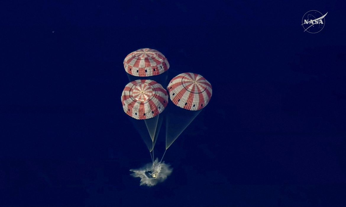 Astronautas da Artemis 2 retornam à Terra após missão lunar de 10 dias