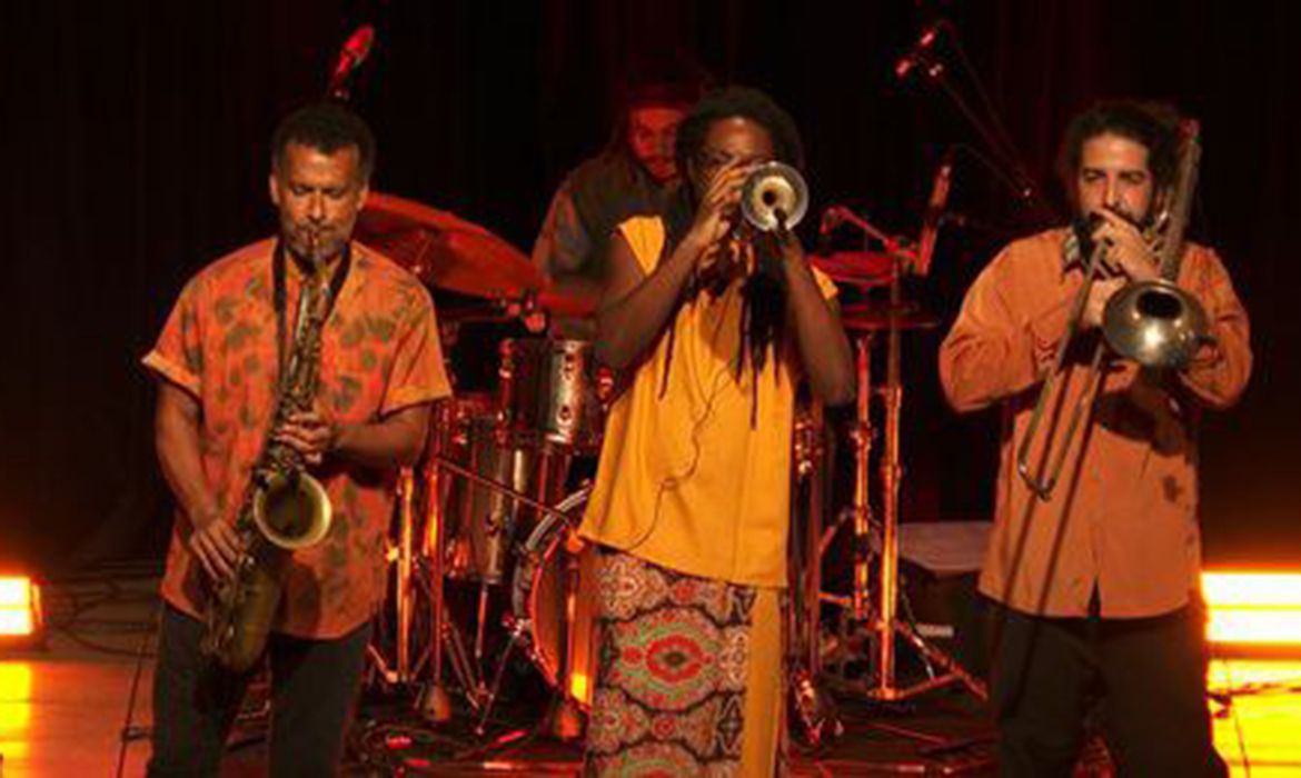 Cena Musical exibe show que celebra dez anos da banda Afrojazz