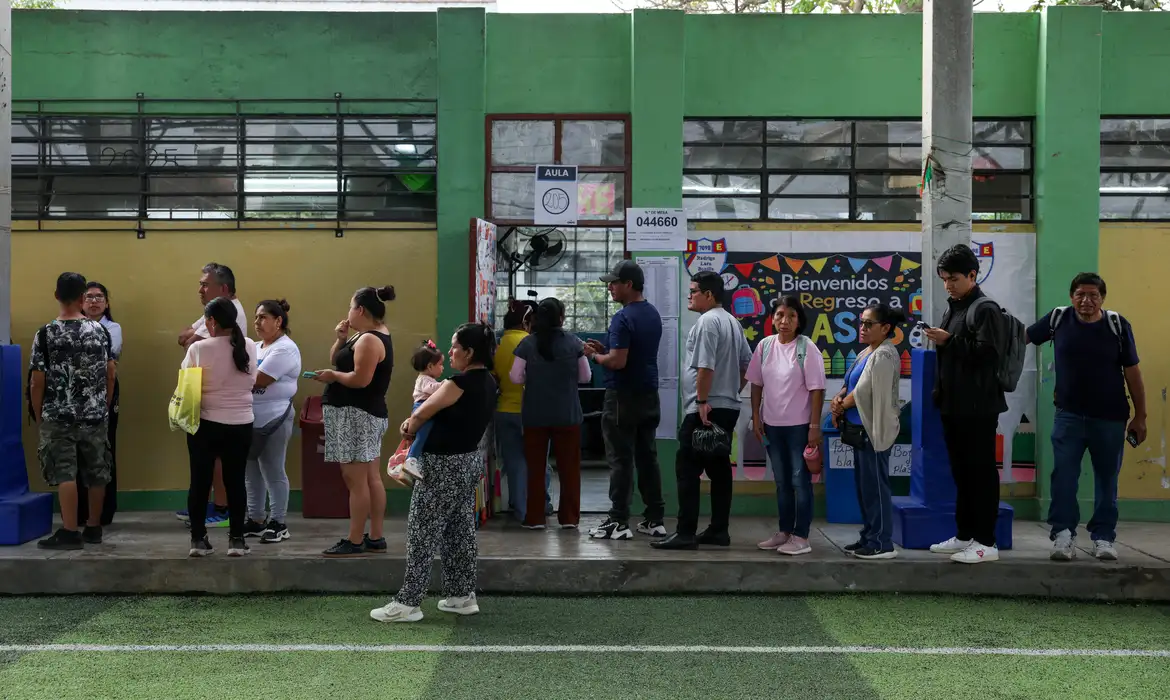 Peru prorroga votação para presidente após problemas com cédulas