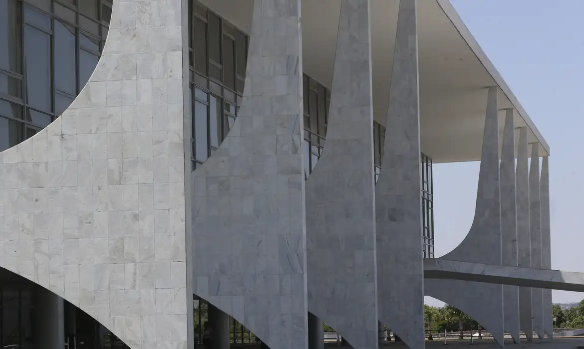 Terceirizados do governo têm redução de jornada e auxílio para creche