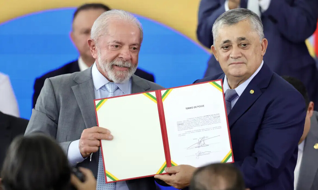 José Guimarães assume ministério e fala em "derrotar o fascismo"