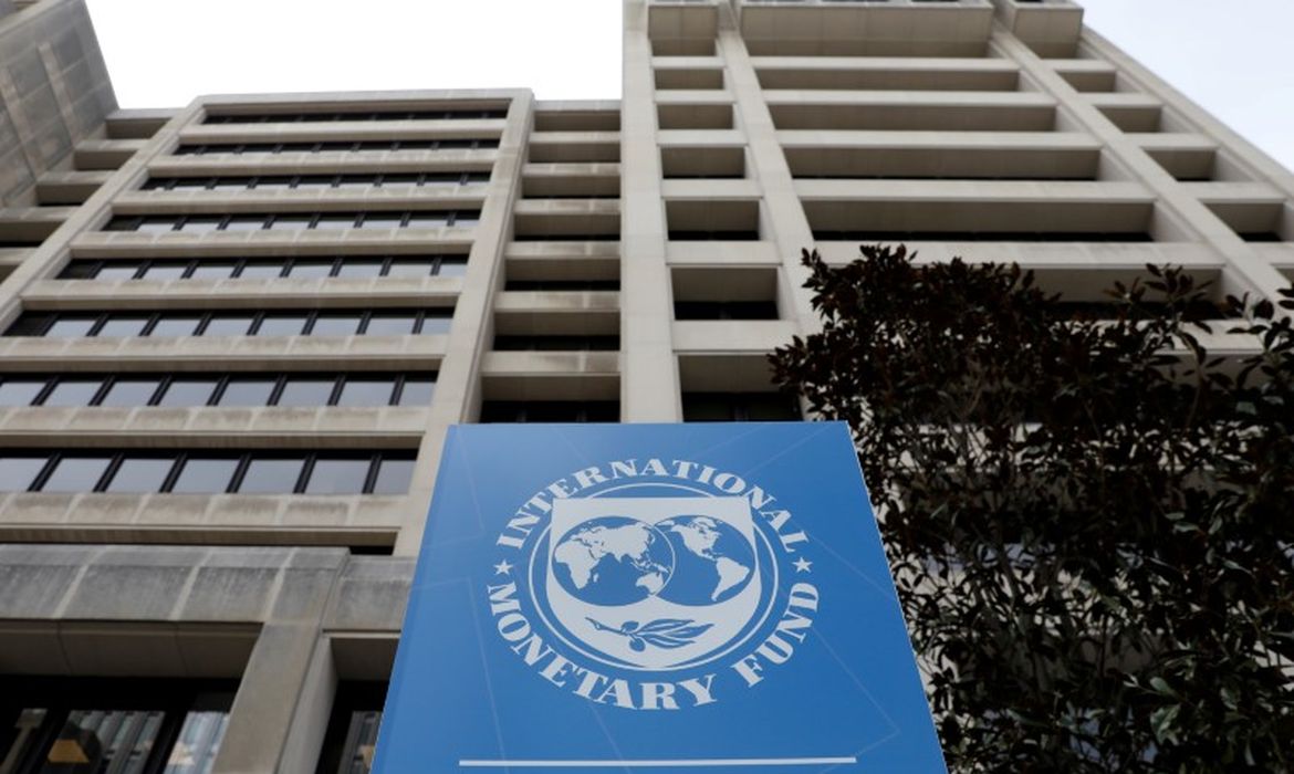 FMI corta previsão para economia global, mas eleva PIB do Brasil