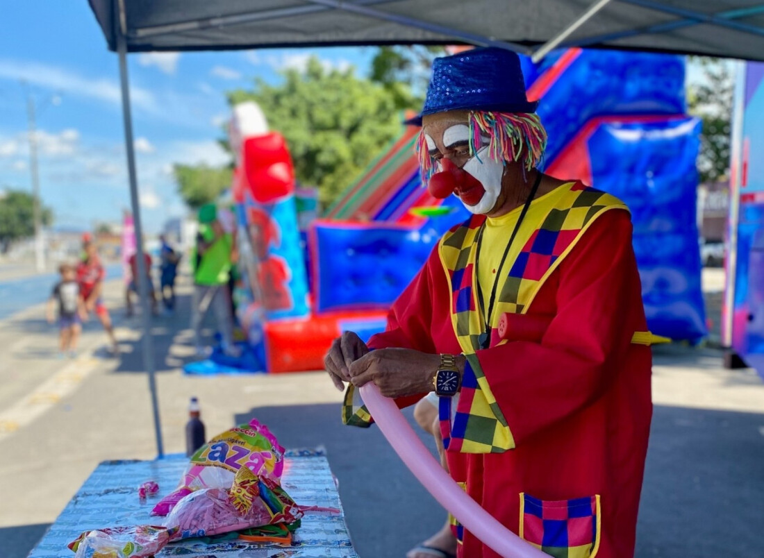 Cultura Itinerante reúne famílias em tarde de lazer e serviços no Largo da Vila São Carlos