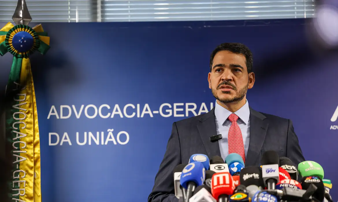 Senador apresenta relatório favorável à indicação de Messias ao STF