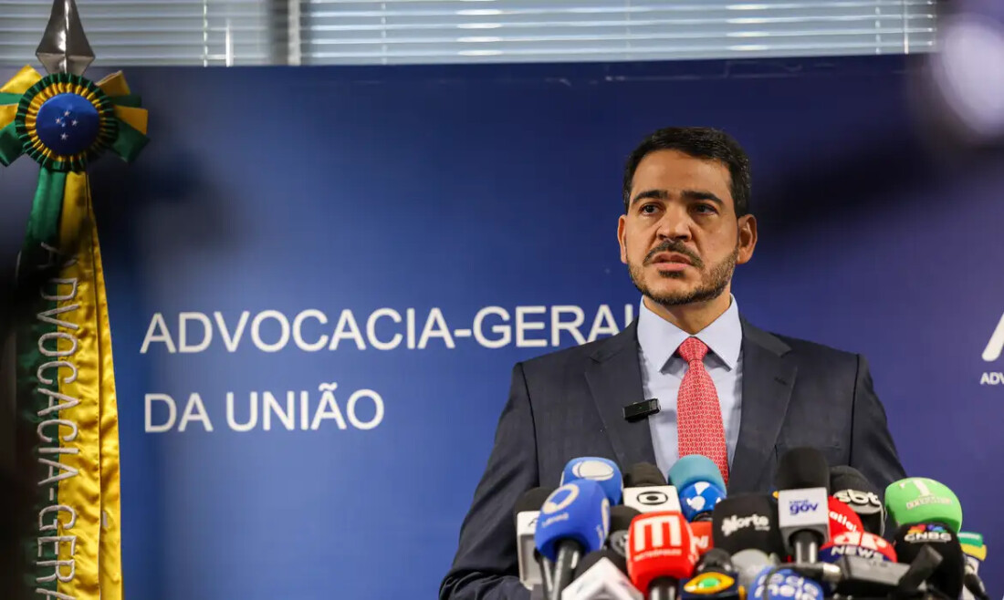 Senador apresenta relatório favorável à indicação de Messias ao STF