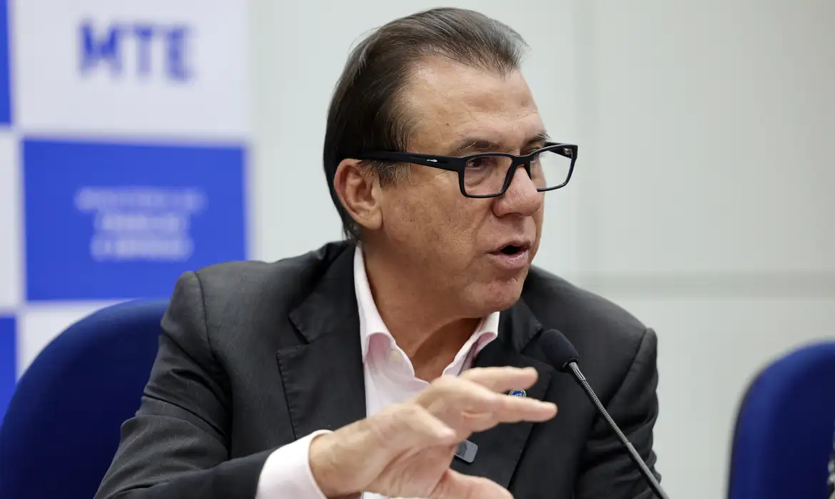 PECs da escala 6x1 não competem com proposta do governo, diz Marinho