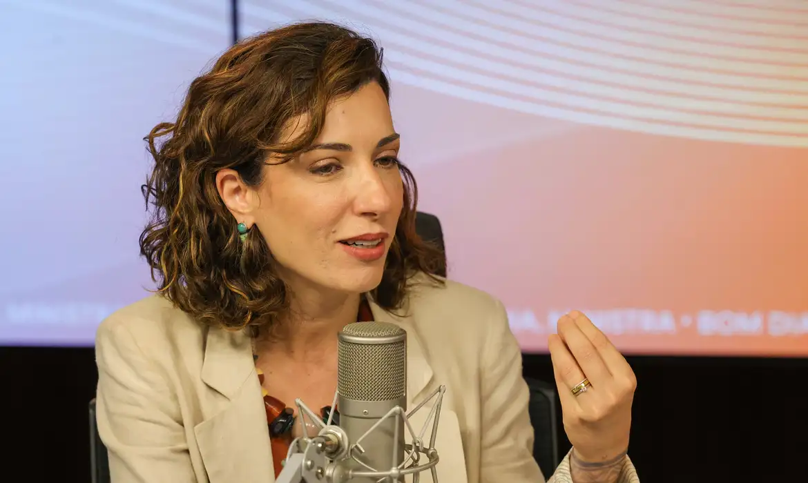 Mulheres agregam diversidade à mesa do trabalhador, diz ministra