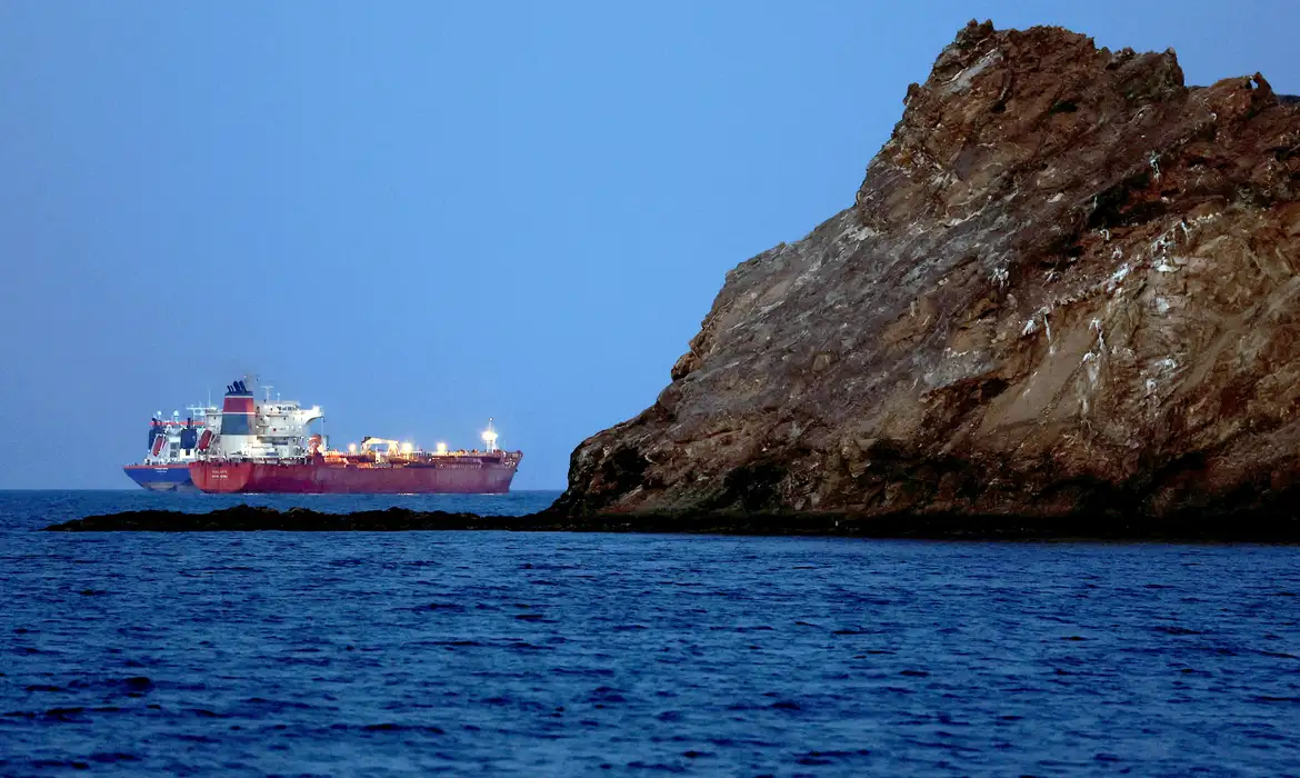 Iranianos ameaçam bloquear comércio marítimo após cerco naval dos EUA