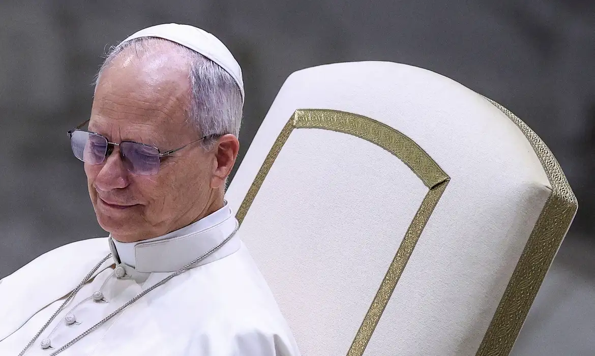 Papa Leão XIV critica mundo "devastado por tiranos"
