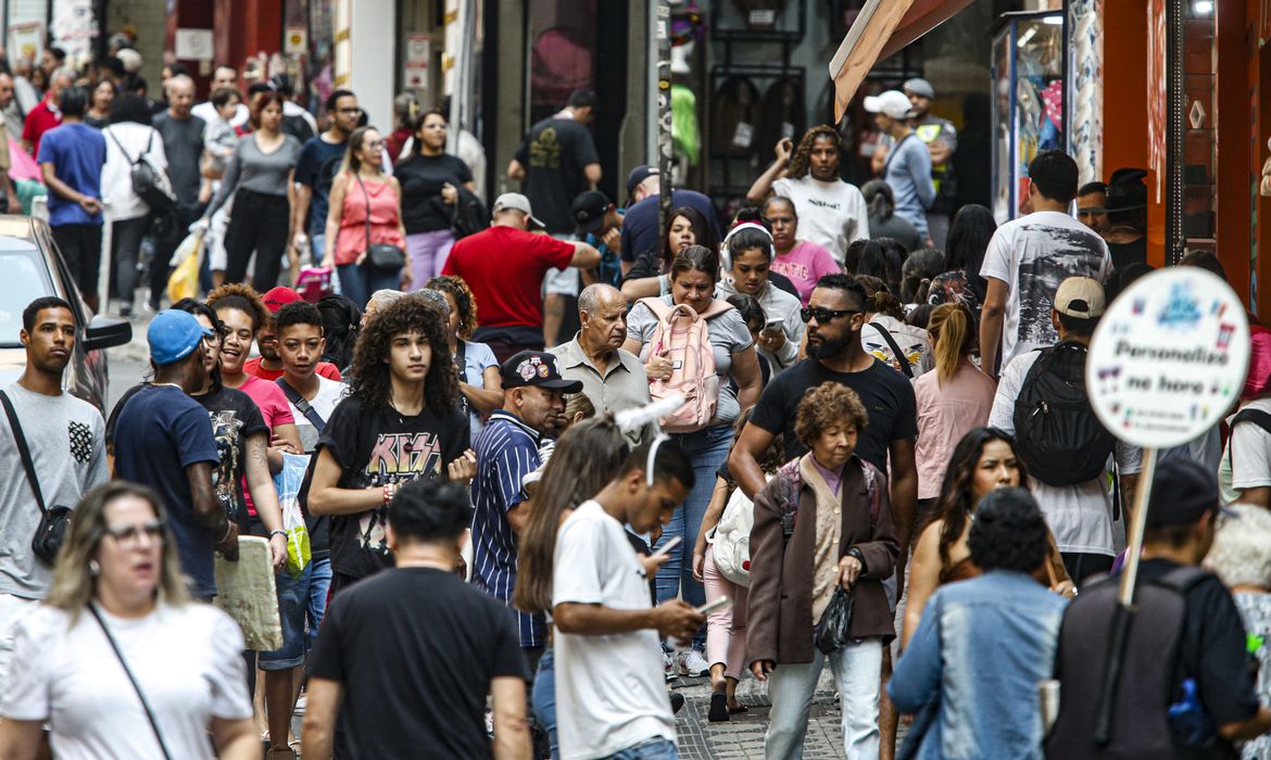 População no Brasil cresce em ritmo menor e está envelhecendo