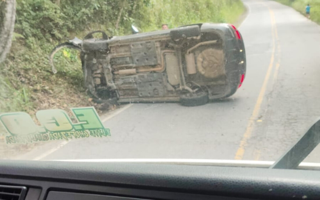 Acidente envolvendo dois carros interdita Estrada do Nagao, em Mogi