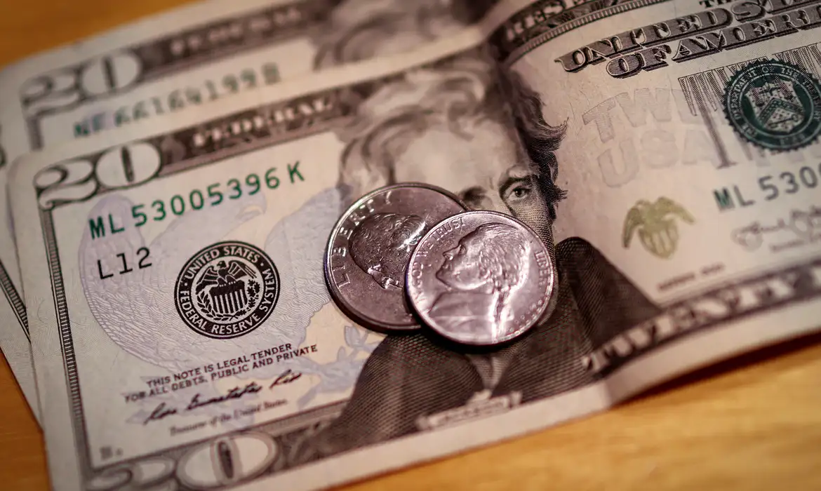 Dólar fecha perto da estabilidade com EUA e Irã no foco das atenções