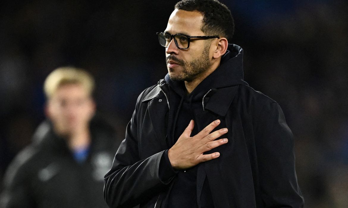 Chelsea demite técnico Rosenior em meio à pior seca de gols em décadas