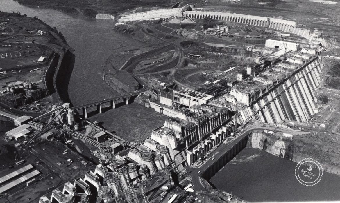 Como a ditadura militar criou um império do ensino privado