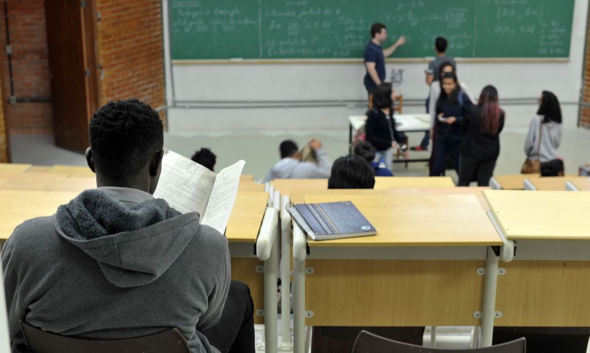 Professora: diante de IA e fakes, curso de jornalismo deve ser crítico