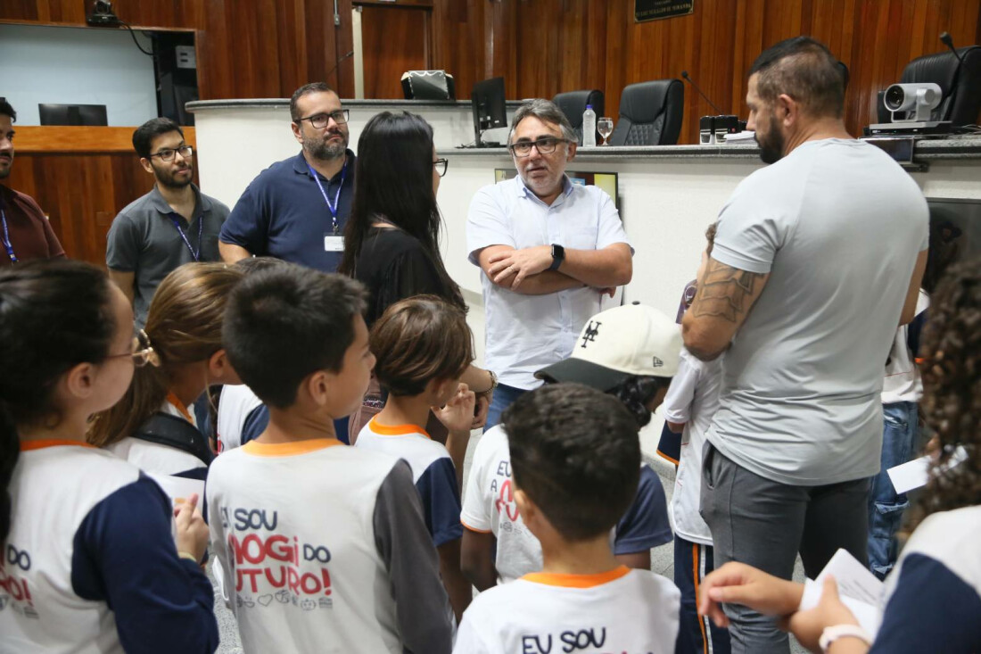 Legislativo recebe 20 crianças de escolas municipais para visita guiada