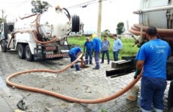 Semae intensifica trabalho de manutenção de esgoto em ruas de Jundiapeba