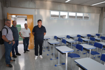 Prefeito vistoria montagem das salas da Fatec de Suzano durante fase final de obras