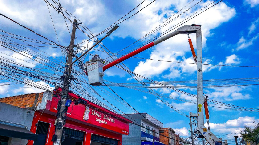 Rua Leonor Barroso de Carvalho, em Ferraz, recebe manutenção na iluminação pública