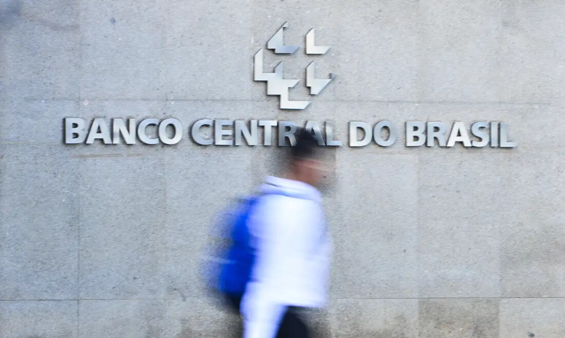 Juros elevados mantêm pressão sobre endividamento das famílias