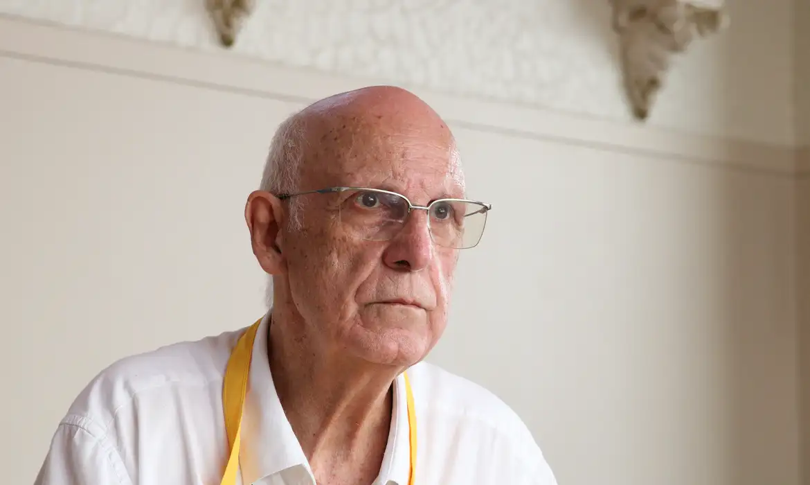 Na Mesa com Datena recebe padre Júlio Lancellotti nesta terça-feira