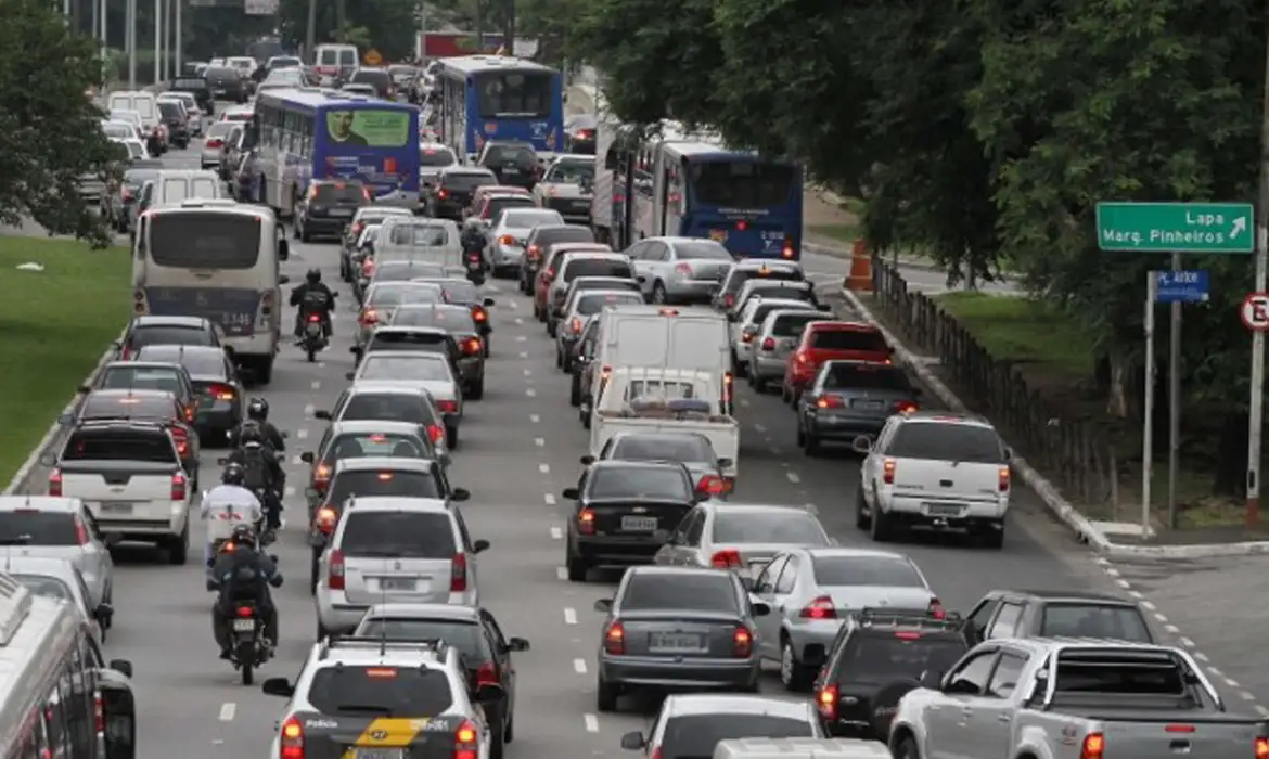 Gasolina e alimentos pressionam, e prévia da inflação sobe para 0,89%