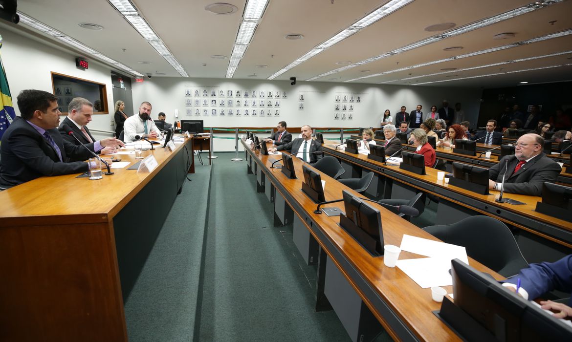 Conselho de ética adia análise contra deputados golpistas