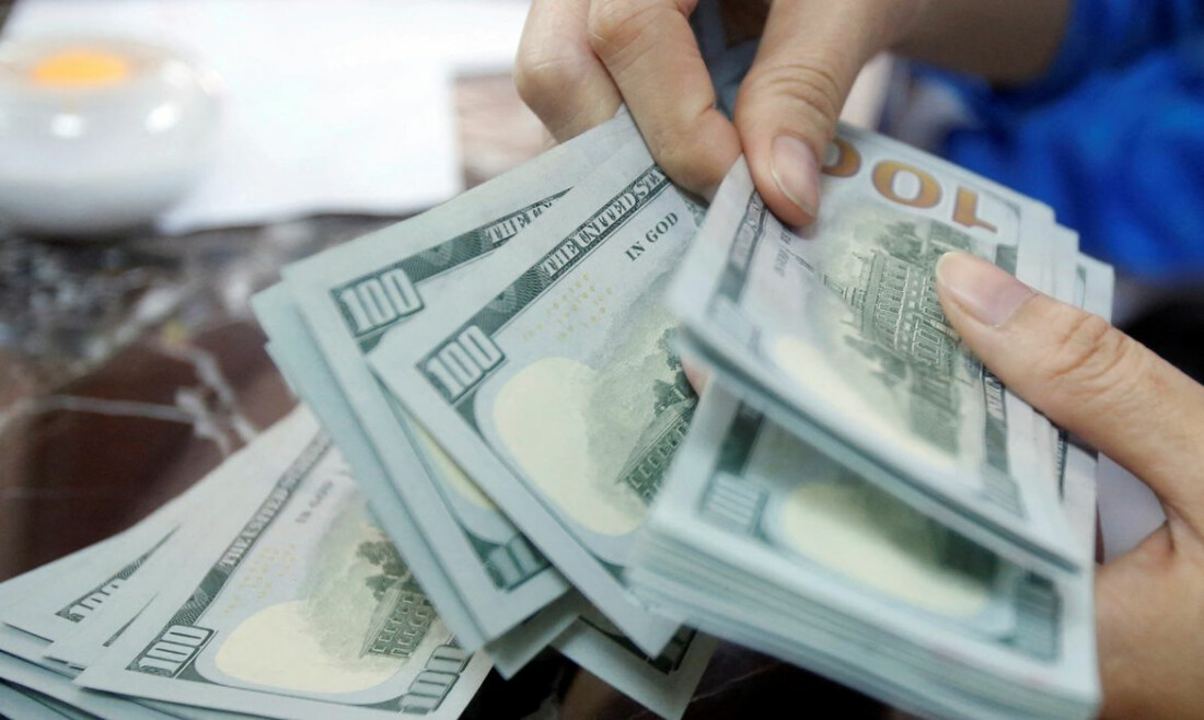 Dólar sobe a R$ 5, e bolsa cai 2% em dia de tensão global