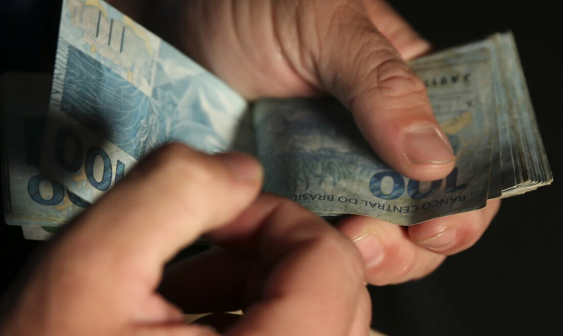 Salário médio do trabalhador amplia recorde e chega a R$ 3.722