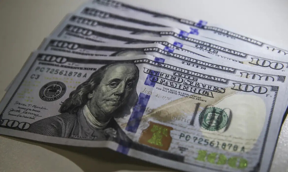 Dólar cai para R$ 4,95 e fecha no menor valor em dois anos