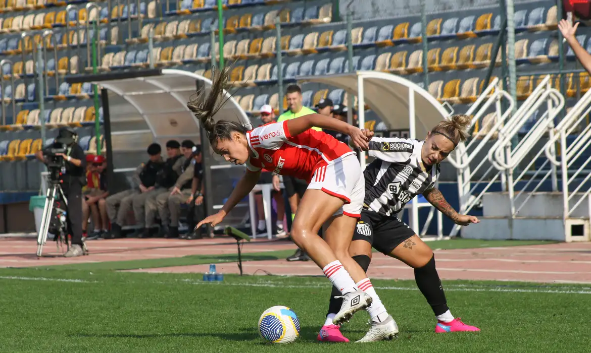 Melhor visitante, Inter enfrenta Santos pelo Brasileirão Feminino