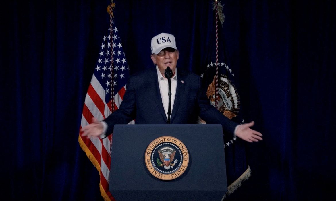 Trump diz que aumentará tarifas sobre automóveis da UE para 25%