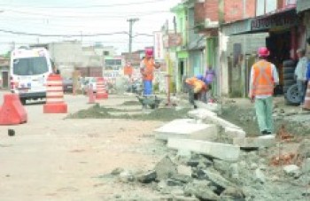 Em Suzano, avenida Miguel Badra recebe novas guias e sarjetas