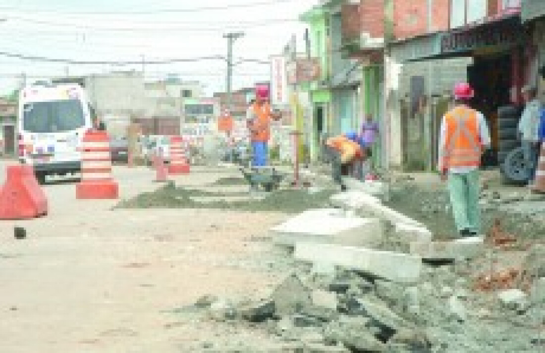 Em Suzano, avenida Miguel Badra recebe novas guias e sarjetas