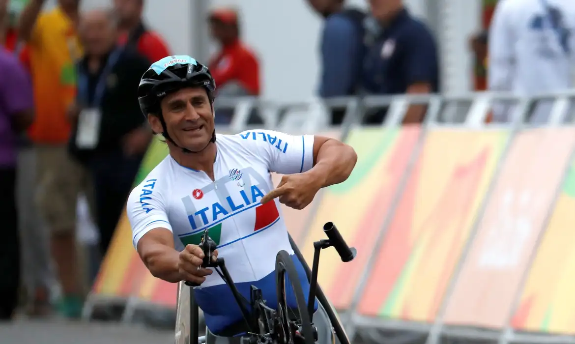 Morre Alex Zanardi, ex-piloto de Fórmula 1 e campeão paralímpico