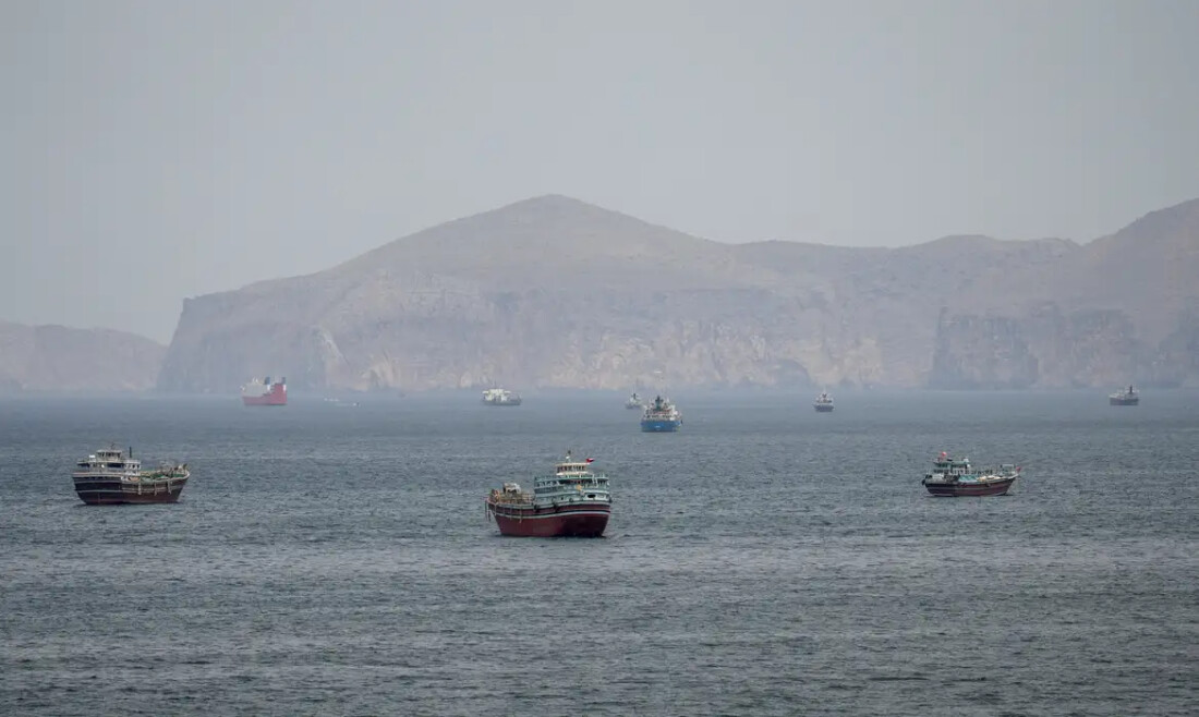 Mísseis atingem navio de guerra dos EUA que tentava entrar em Ormuz