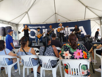 Música sertaneja reúne público na Praça Oswaldo Cruz e anima o Centro de Mogi
