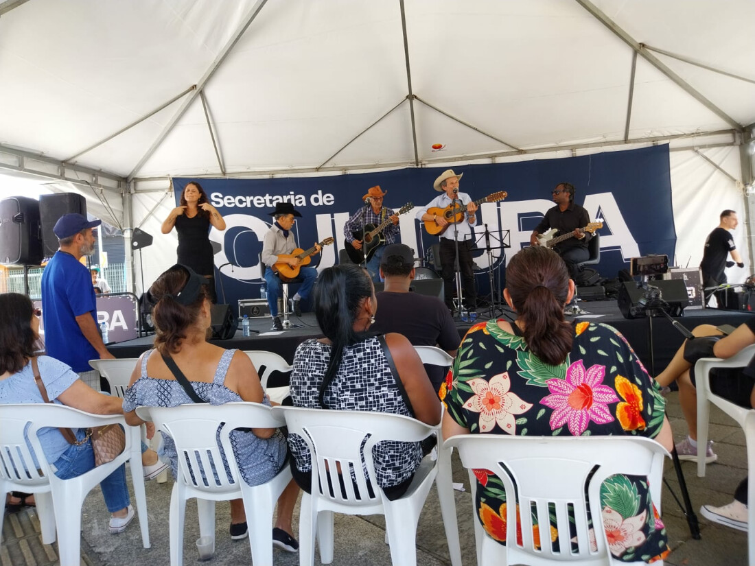 Música sertaneja reúne público na Praça Oswaldo Cruz e anima o Centro de Mogi
