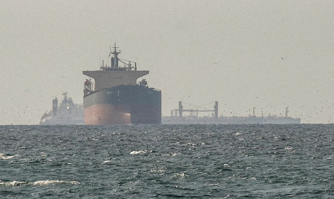 Irã nega passagem de navios dos EUA por Ormuz e petróleo dispara