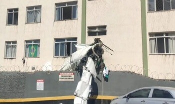 Avião de bimotor cai e bate em prédio em Belo Horizonte