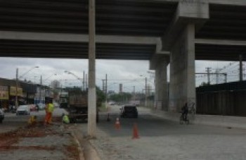 Acredite se quiser: avenida Brasil tem poste na faixa de trânsito